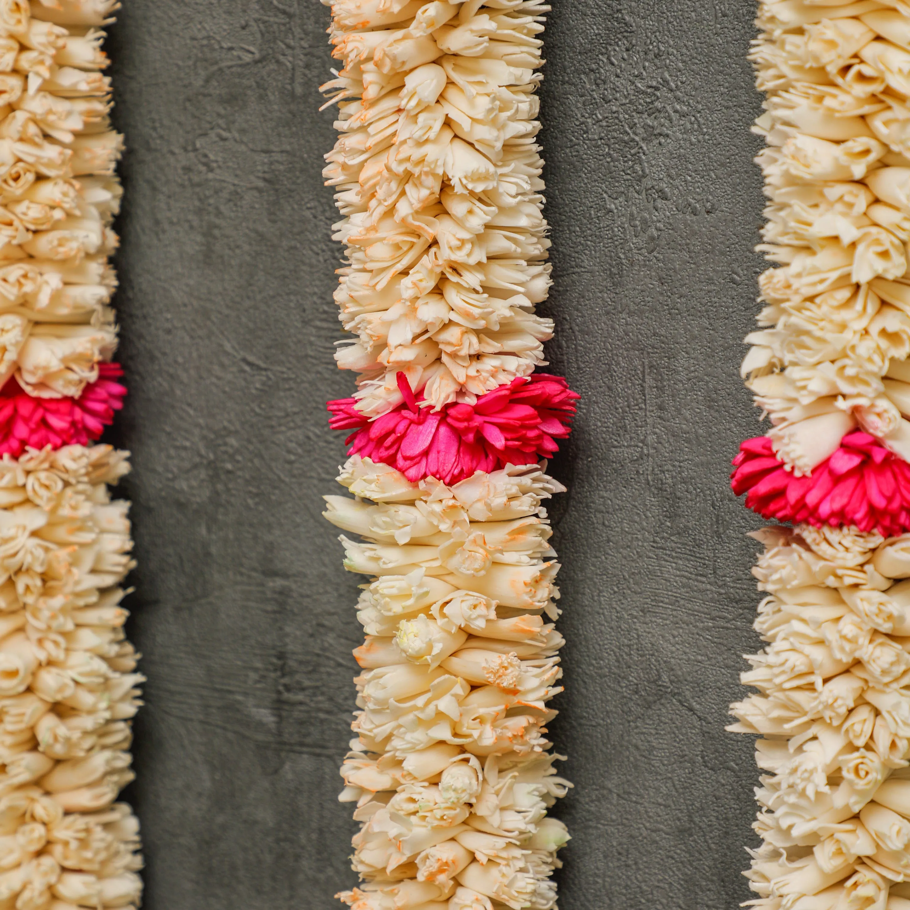 5 Ft White & Pink Shola Garland