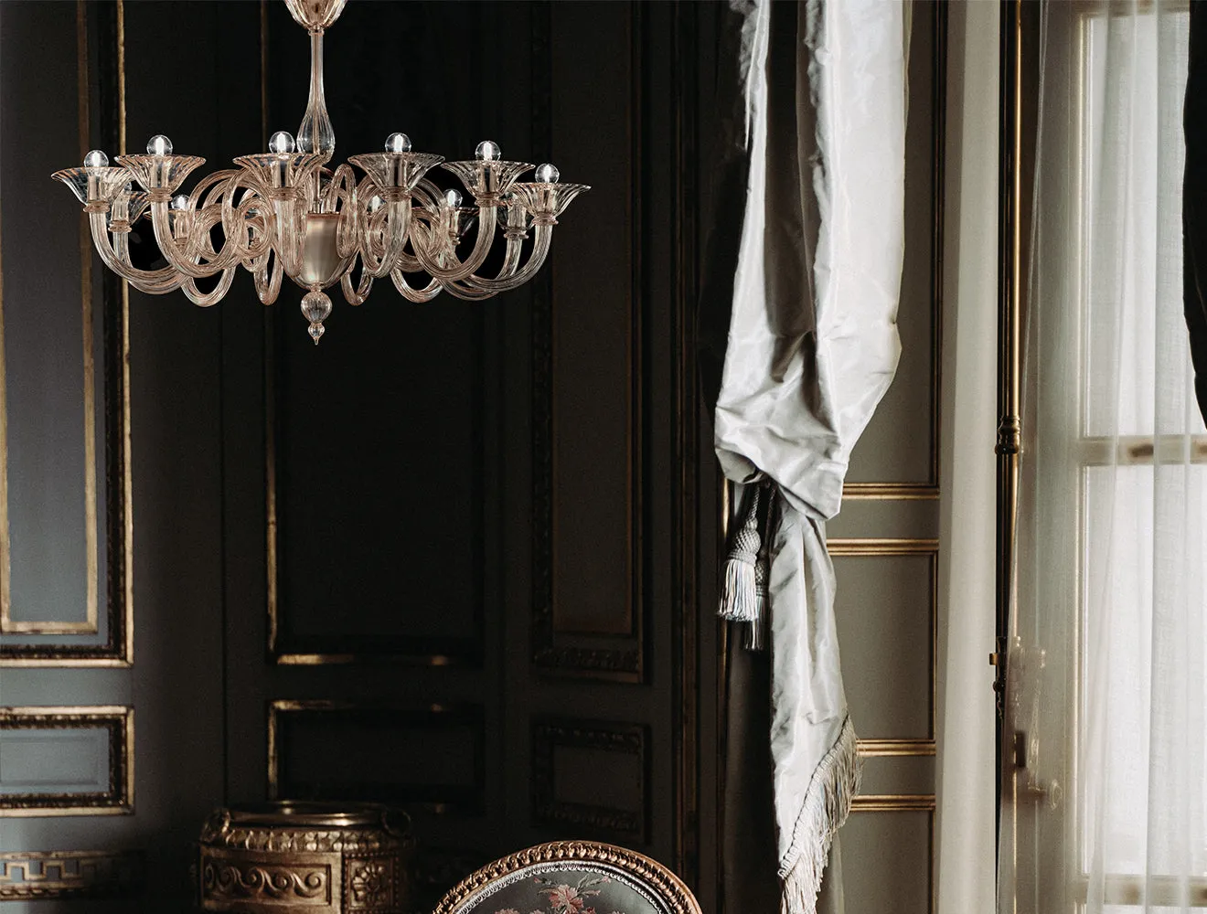 Handcrafted Contemporary Fine Italian Ceiling Pendant Chandelier With Twelve Shades And Murano Glass