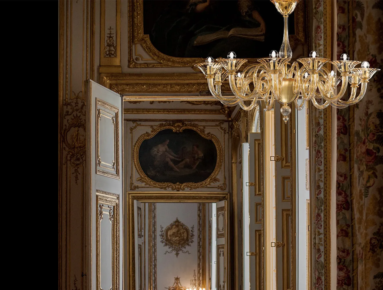 Handcrafted Contemporary Fine Italian Ceiling Pendant Chandelier With Twelve Shades And Murano Glass